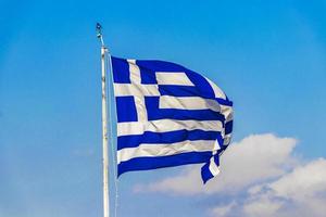 bandera griega azul y blanca con fondo de cielo azul grecia. foto