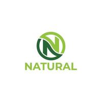 diseños de logotipo de letra n con hoja natural vector