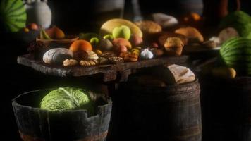 table de nourriture avec des tonneaux de vin et quelques fruits, légumes et pain video