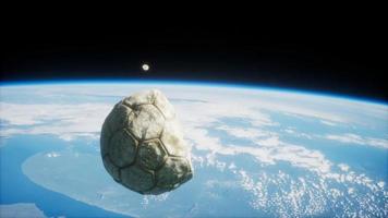 viejo balón de fútbol en el espacio en órbita terrestre foto