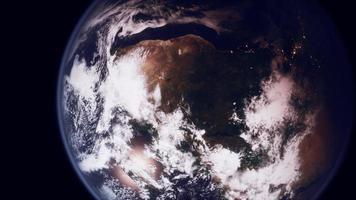 planeta tierra visto desde el espacio por la noche mostrando las luces de los países foto