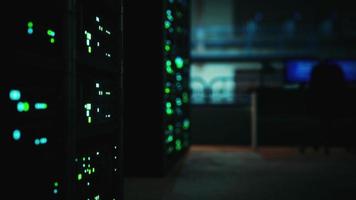 sala de servidores moderna con luz de supercomputadoras foto