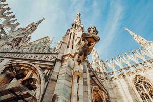 techo de la catedral de milán duomo di milano con agujas góticas y estatuas de mármol blanco. principal atracción turística en la plaza de milán, lombardía, italia. vista panorámica de la antigua arquitectura gótica y el arte. foto