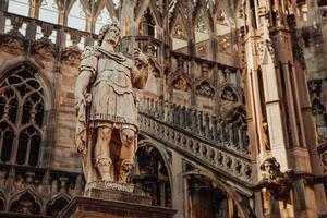 techo de la catedral de milán duomo di milano con agujas góticas y estatuas de mármol blanco. principal atracción turística en la plaza de milán, lombardía, italia. vista panorámica de la antigua arquitectura gótica y el arte.