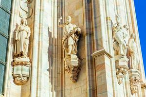 fachada de la catedral de milán duomo di milano con agujas góticas y estatuas de mármol blanco. principal atracción turística en la plaza de milán, lombardía, italia. vista panorámica de la antigua arquitectura gótica y el arte. foto