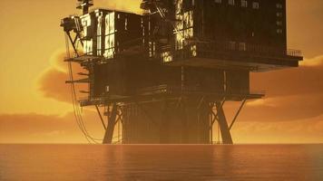 silueta de la plataforma de perforación de petróleo en alta mar video