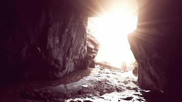 la luz del sol se filtra en una cueva de piedra mojada video