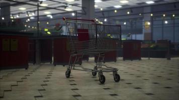 supermercado fechado vazio devido epidemia de coronavírus covid-19 video