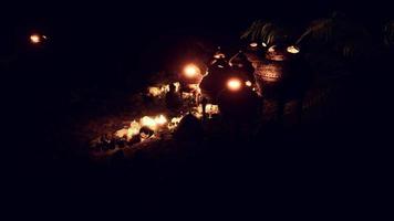 altar dorado con velas en la noche