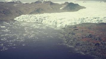 besneeuwde bergen en drijvende ijsbergen in de Groenlandse zee video