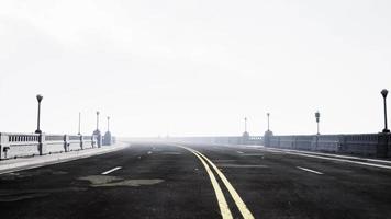 vista del ponte sul fiume nella nebbia video