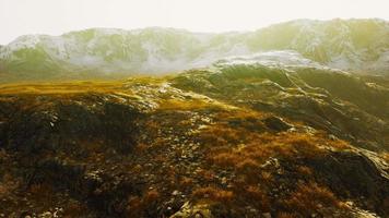 paisagem de montanhas com grama seca na temporada de verão video