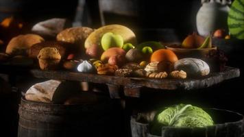 mesa de comida com barris de vinho e algumas frutas, legumes e pão video