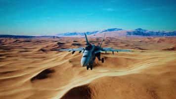 avião militar americano sobre o deserto video