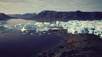 écoulement glaciaire à travers les montagnes en islande video