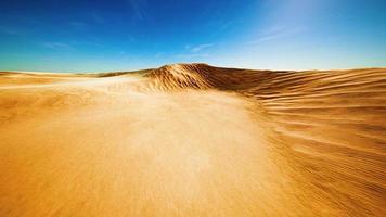 dunes de sable au coucher du soleil dans le désert du sahara en libye