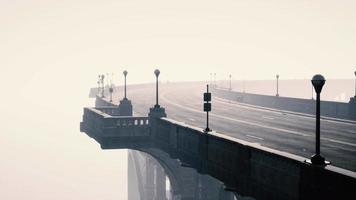 vieux pont de pierre vide un jour brumeux video