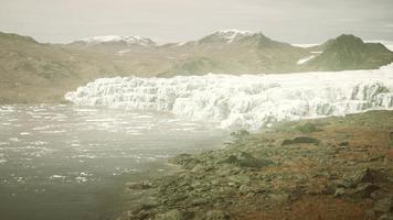 grand glacier dans les montagnes en alaska en été video