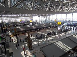 suvarnabhumi bangkok tailandia31 de octubre de 2018en el aeropuerto, los pasajeros caminan hacia diferentes áreas del aeropuerto. El aeropuerto de Suvarnabhumi es el aeropuerto principal de Tailandia.0n Bangkok, Tailandia. foto