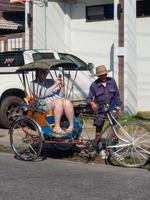 chiang mai tailandia 12 de enero de 2020 el triciclo de pasajeros es un triciclo antiguo que sirvió a pasajeros en el pasado, hoy en día es un automóvil que se usa para turistas que visitan la ciudad de chiang mais. foto