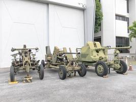 museo de la fuerza aérea tailandesa real bangkokthailand18 de agosto de 2018 las armas de fuego de los aviones se exhiben frente al museo. el 18 de agosto de 2018 en Tailandia. foto
