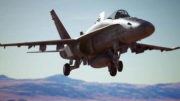Amerikaans militair vliegtuig boven de woestijn video