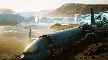 oud gebroken vliegtuig op het strand van ijsland