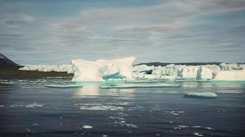 roche et glace du glacier en argentine video