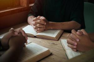 los cristianos son feligreses se unen para orar y buscar las bendiciones de dios. concepto de reunión devocional o de oración. foto