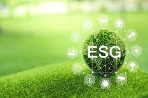 bola verde que escribe la palabra esg con el concepto de icono esg para el medio ambiente, la sociedad y la gobernanza en negocios sostenibles y éticos en la conexión de red sobre un fondo verde. foto