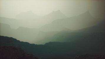 Morgennebel im Berg von Afghanistan video