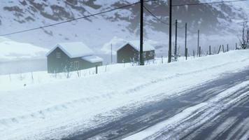 traditionelle norwegische holzhäuser unter dem frischen schnee video