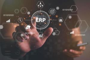 mano del hombre tocando la pantalla virtual para el concepto de tecnología de Internet empresarial de gestión de empresas corporativas erp. foto