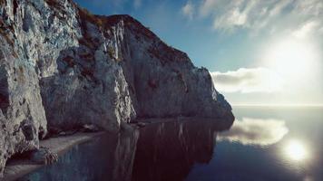 costa con oceano e rocce video