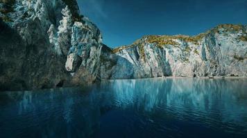 près des falaises de calcaire dans l'océan video