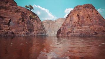 Colorado River mit wunderschönen Sandsteinwänden und Schluchten video