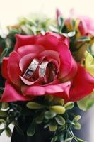 un par de anillos de boda en un ramo de flores foto