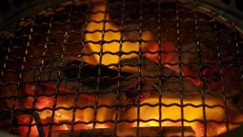 fogo em churrasqueira fogão a carvão para grelhar alimentos com capuz de fumaça.
