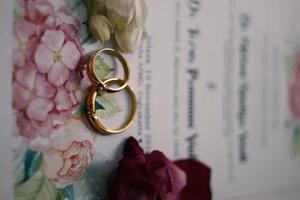 anillos de boda símbolo amor familia. un par de anillos de boda sencillos foto