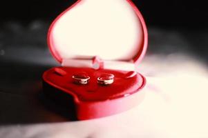 un par de anillos de boda en caja foto