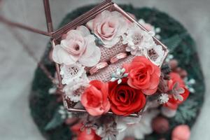 un par de anillos de boda en un ramo de flores foto