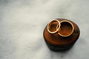 un par de anillos de boda en una madera