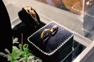 un par de anillos de boda en una caja. anillos de boda símbolo amor familia foto