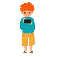 un niño sonriente de cabello rizado, pelirrojo, se para y sostiene una tableta en sus manos. vector