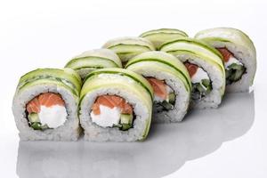 delicioso rollo de sushi fresco tradicional sobre un fondo blanco foto