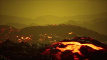 campo de lava bajo las luces del atardecer video