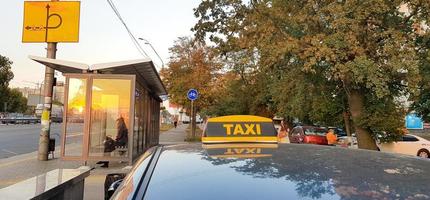 caja de luz checker taxi amarillo brillante en el techo del camión sobre un fondo de cielo, ciudad y gente foto