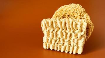 fideos instantáneos ramen asiático. fideos de alimentos crudos amarillos secos. pasta, para cuya preparación es suficiente verter agua hirviendo y esperar unos minutos. espacio de copia fideos coreanos y japoneses. foto