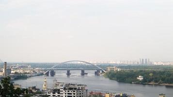 vista superior de la parte histórica antigua de la ciudad de kiev. área de vozdvizhenka en podol y el río dnieper desde el puente peatonal. hermoso paisaje de la ciudad. ucrania, kiev - 6 de septiembre de 2020. foto