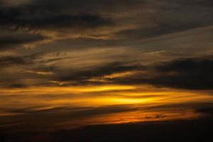 hermoso cielo al atardecer con nubes. cielo abstracto. foto